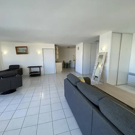 Grand 3 Pieces Avec Terrasse Et Parking A - Fr-1-833-27